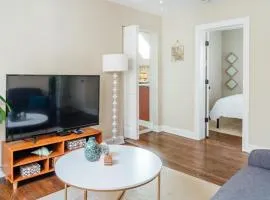 Spacious 2BR Apartment near Airport - Central Charming