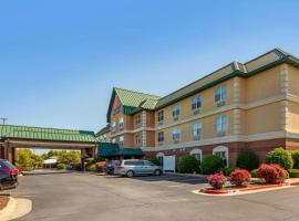 Comfort Inn & Suites Fayetteville-University Area，位于费耶特维尔的酒店