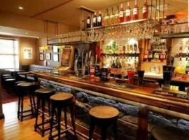 Holland Arms Hotel，位于Llangristiolus的酒店