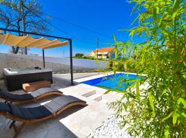 Villa Village Idylle with heated pool, sauna, jacuzzy and private parking，位于苏科尚的酒店