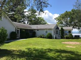 4 Bed 2 Bath Vacation home in Ossipee，位于Ossipee的别墅
