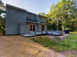 3 Bed 2 Bath Vacation home in West Tisbury，位于West Tisbury的酒店