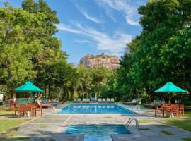 锡吉里亚酒店，位于锡吉里亚的带泳池的酒店