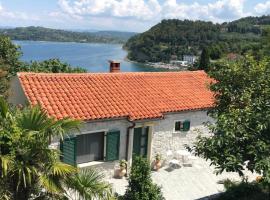 Guest house - počitniška hiška v Fiesi, Piran，位于皮兰菲萨湖附近的酒店