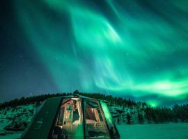 SnowLounge AuroraHut Glass Igloos & Ice Hotel，位于萨拉的酒店