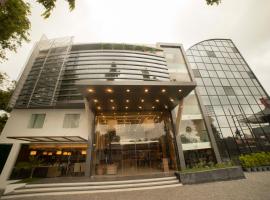 HOTEL SAVITHRI，位于Attingal的酒店