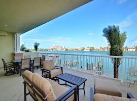 Sandpiper's Cove 203 Luxury Waterfront 3 Bedroom 2 Bath Condo 23130，位于克利尔沃特的豪华酒店