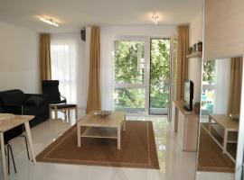 Holiday Apartman with Free Parking，位于杰尔Győr Town Hall附近的酒店