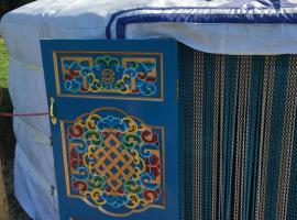 French Fields Luxury Glamping Original Mongolian Yurt，位于Le-Vieux-Cérier的酒店