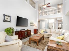 Summer Deal! Symphony Home near Fort Worth Stock Rodeo, Globe Life, AT&T，位于沃思堡的酒店