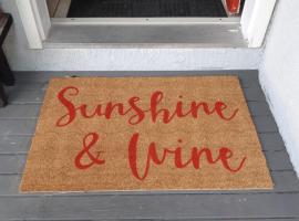 Sunshine and Wine Loft，位于彭蒂克顿的度假短租房