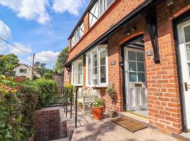 Minnow Cottage，位于Malpas的酒店