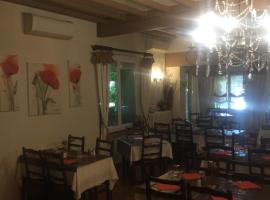Aux deux acacias，位于Villepinte的酒店