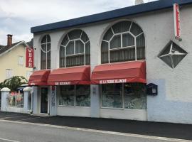 拉皮埃尔布兰奇酒店，位于Luzenac的酒店