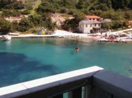 Apartment Nikola - in front of the sea，位于Donje Selo na Šolti的酒店