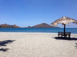 Puerto Silanguin Beach Camping Resort，位于Zambales的豪华帐篷