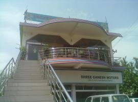 Hotel Dhanshree，位于Bokajān的酒店