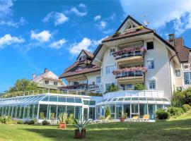 Villa Sunside Appartements und Ferienwohnungen Schluchsee，位于施卢赫湖的带停车场的酒店