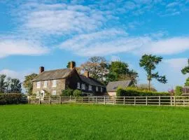 Mid-Wales Farmhouse, swimming pool, tranquil countryside views, sleeps 14