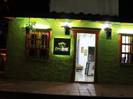 casa hostal las palmeras，位于瓜塔佩的住宿加早餐旅馆