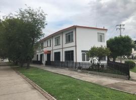 Antigua Casa de la Alameda，位于阿瓜斯卡连特斯维多利亚体育场附近的酒店