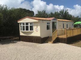 Countryside views from a luxury mobile home near Perranporth，位于佩伦波斯的住所