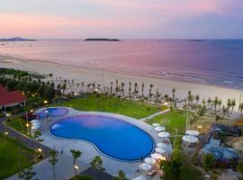 Sao Mai Beach Resort，位于绥和市的带停车场的酒店