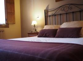 Hospedium Hostal Almanzor，位于纳瓦雷东达德格雷多斯的酒店