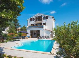 Villa Andrija Family Dream with heating pool at the sea，位于法扎纳的酒店