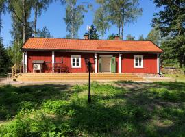 Nedanby | Cottage | Idyllic location | Porch | Grill，位于Edsbro的别墅