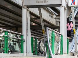 Udomsuk Inn & Cafe - BTS Udomsuk，位于曼谷的酒店