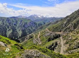 Yurt camp ALI-NUR at lake Song-Kol юрточный лагерь Али-Нур озеро Сон-Куль Сон-Куль Кыргызстан Нарын Kyrgyzstan Naryn，位于纳伦的露营地