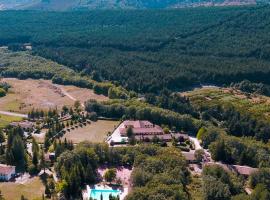 Hostel Grizzly Resort，位于Velilla del Río Carrión的酒店