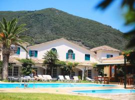 科孚瓦伦蒂诺公寓式酒店，位于阿普索斯的带泳池的酒店