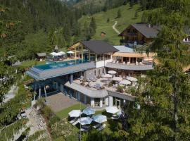 Almwellness-Resort Tuffbad，位于Sankt Lorenzen im Lesachtal的木屋