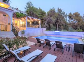 Villa Fani - Apartments in Trogir，位于特罗吉尔的酒店