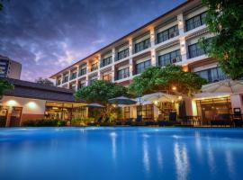 帕纳莱酒店，位于乌隆他尼的带泳池的酒店
