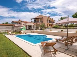 Beautiful Apartment In Hrboki With Wifi