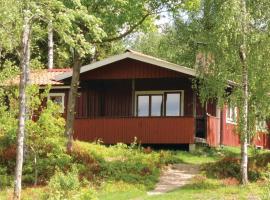 Stunning Home In Simlngsdalen With Kitchen，位于Älmhult的带停车场的酒店
