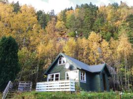 Gorgeous Home In Vallavik With Wifi，位于Vangsbygd的带停车场的酒店