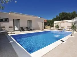 Awesome Home In Makarska With 3 Bedrooms, Wifi And Outdoor Swimming Pool