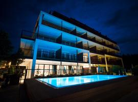 feel good Resort，位于韦尔特湖畔克伦彭多夫的带泳池的酒店