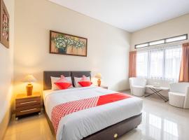 OYO 1268 Hotel Parahyangan，位于打横的酒店