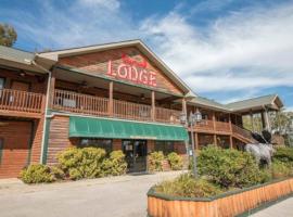 Bullwinkles Rustic Lodge，位于波普勒布拉夫的酒店