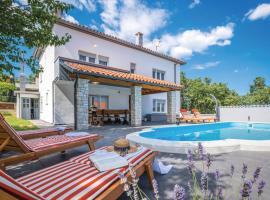 Stunning Home In Manjadvorci With 4 Bedrooms, Wifi And Outdoor Swimming Pool，位于Manjadvorci的度假屋