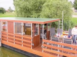 Awesome Ship-boat In Neustrelitz With 2 Bedrooms And Wifi，位于施特雷利茨的船屋