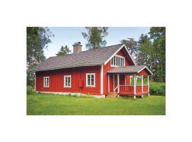 Cozy Home In Katrineholm With Lake View，位于卡特琳娜霍尔姆的乡村别墅