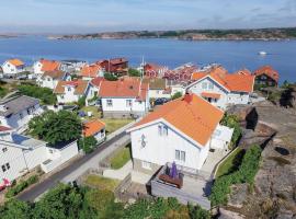 Cozy Home In Bovallstrand With House Sea View，位于Bovallstrand的海滩短租房