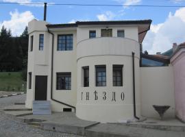 Gnezdo Studio Apart，位于希普卡的酒店