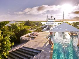 Barefoot Cay Resort，位于罗阿坦的酒店